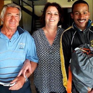 Die spelers wat in die derde plek geÃ«indig het, is (links en regs) El Matthee en Malcolm Tobias, met Helene Segal saam met hulle.